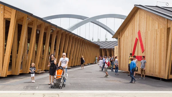 Personnes visitant Expo 2015 à Milan, Italie — Photo