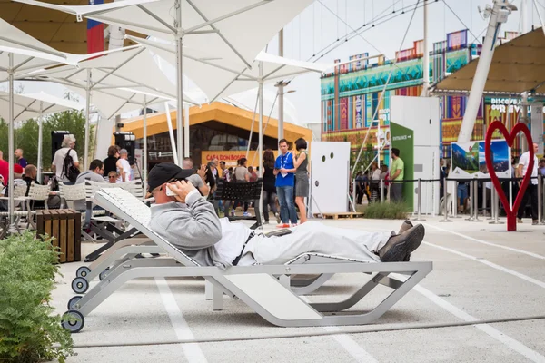 Muž mluví telefonu na Expo 2015 v Miláně, Itálie — Stock fotografie