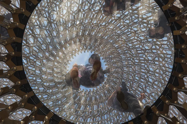 People visiting UK pavilion at Expo 2015 in Milan, Italy — Stock Photo, Image