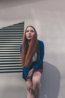 Bir kentsel bağlamda poz güzel kızıl saçlı kız