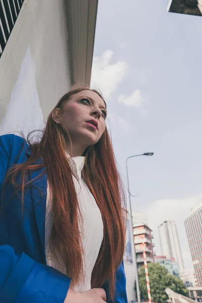 Bir kentsel bağlamda poz güzel kızıl saçlı kız — Stok fotoğraf