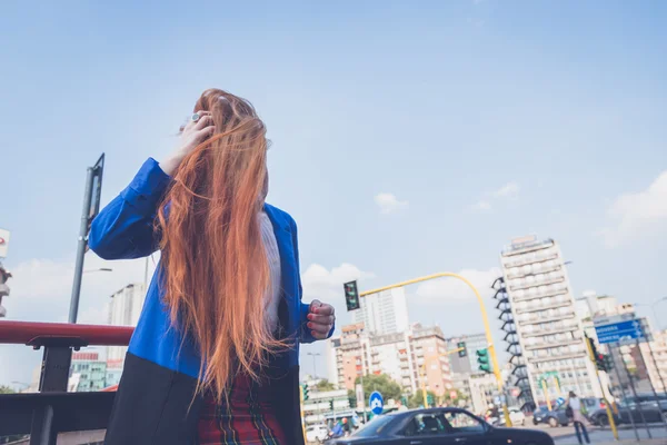 都市の文脈でポーズ美しい赤毛の女の子 — ストック写真