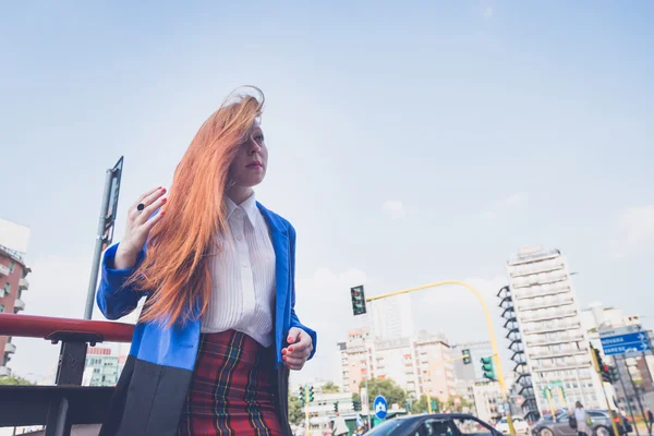 Beautiful redhead girl posing in an urban context — Stock Photo, Image