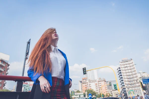 漂亮的红发女郎女孩摆在城市的文脉 — 图库照片