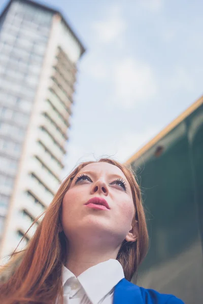 漂亮的红发女郎女孩摆在城市的文脉 — 图库照片