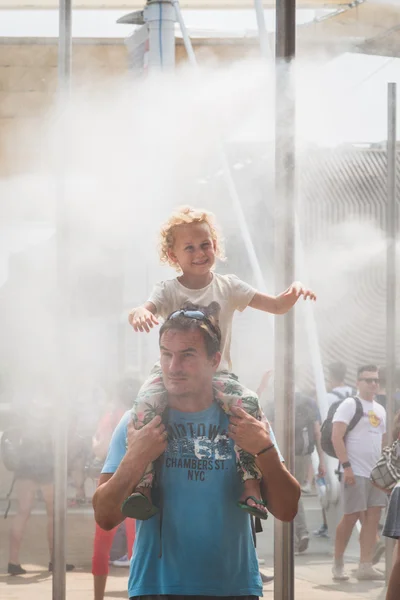 People enjoy vaporized water at Expo 2015 in Milan, Italy — Stock Photo, Image