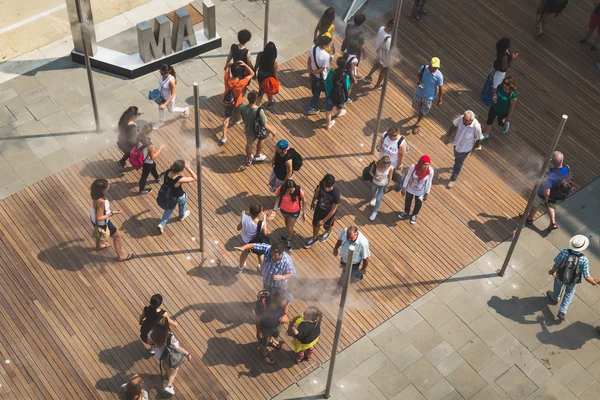 Vista superior de las personas en la Expo 2015 en Milán, Italia — Foto de Stock