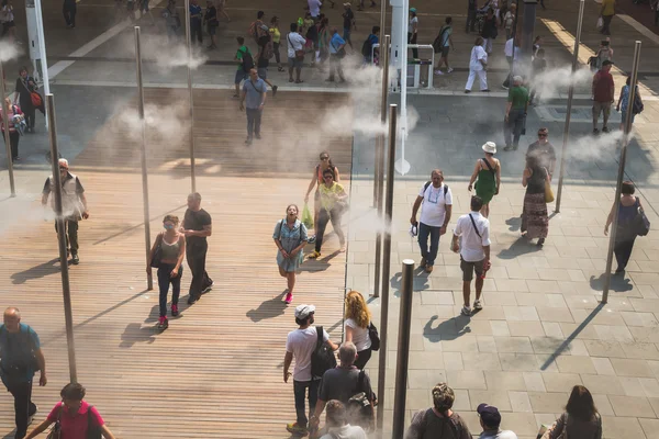 Vista superior de las personas en la Expo 2015 en Milán, Italia — Foto de Stock