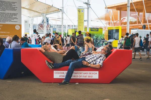 Mensen nemen wat rust op Expo 2015 in Milaan, Italië — Stockfoto