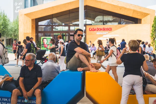 Mensen nemen wat rust op Expo 2015 in Milaan, Italië — Stockfoto