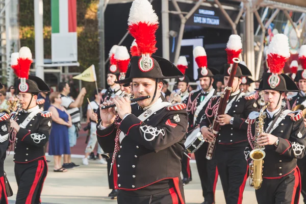 Groupe de cuivres carabiniers se produisant à Expo 2015 à Milan, Italie — Photo