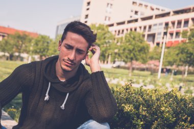 Genç adam bir kentsel bağlamda poz