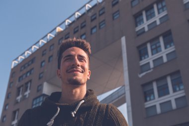 Genç adam bir kentsel bağlamda poz