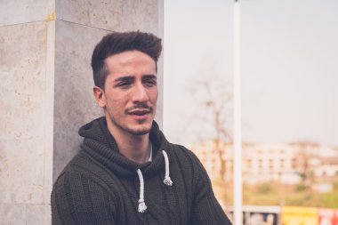 Genç adam bir kentsel bağlamda poz