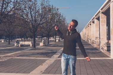 Genç adam bir kentsel bağlamda poz