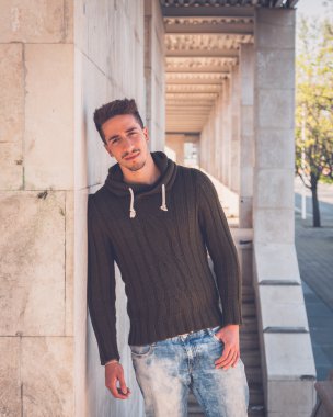 Genç adam bir kentsel bağlamda poz