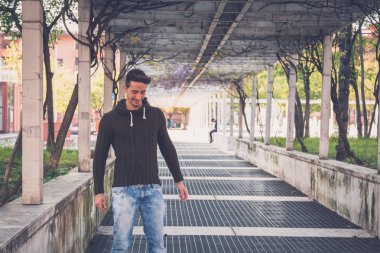 Genç adam bir kentsel bağlamda poz