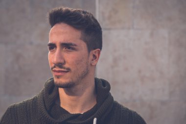 Genç adam bir kentsel bağlamda poz