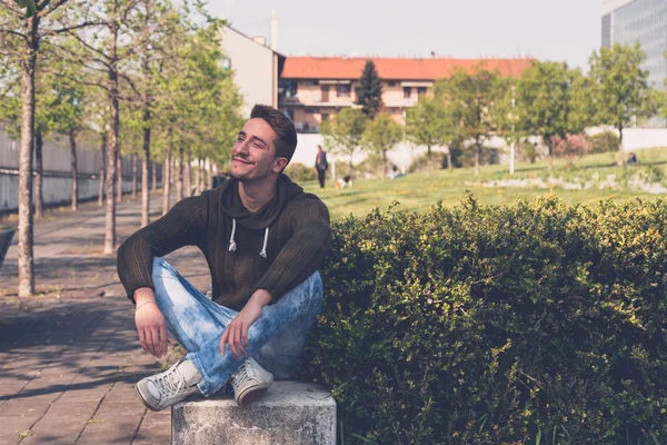 Jovem posando em um contexto urbano — Fotografia de Stock