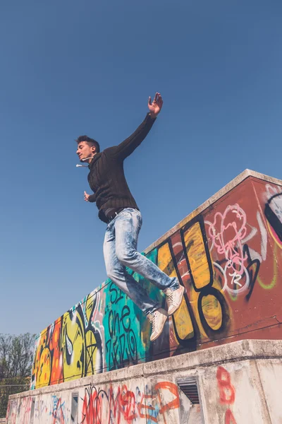 Jovem pulando em um contexto urbano — Fotografia de Stock