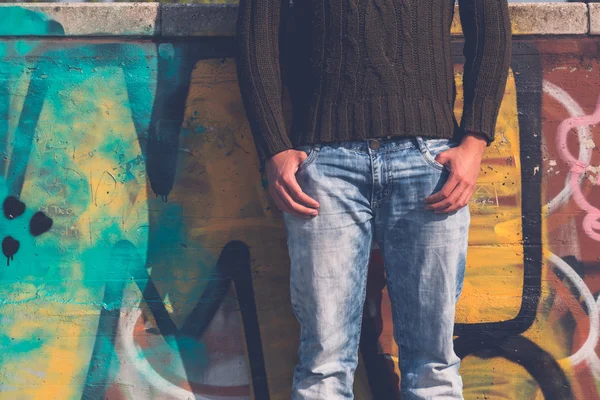 Detail of a young  man posing in an urban context — Stock Photo, Image