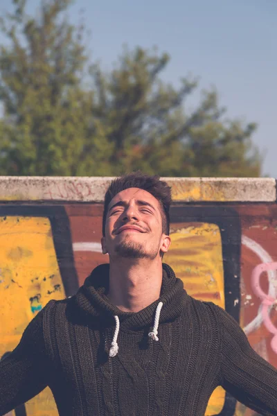 Joven posando en un contexto urbano — Foto de Stock