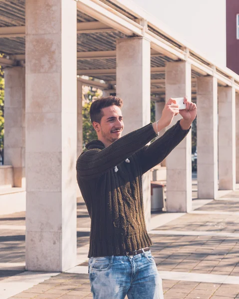 Yakışıklı delikanlı bir selfie alarak — Stok fotoğraf