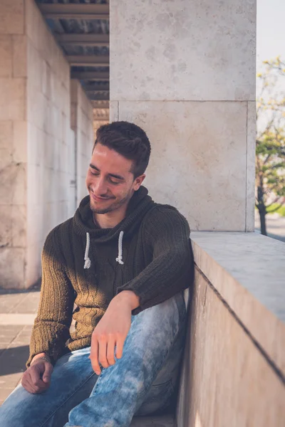 Joven posando en un contexto urbano — Foto de Stock