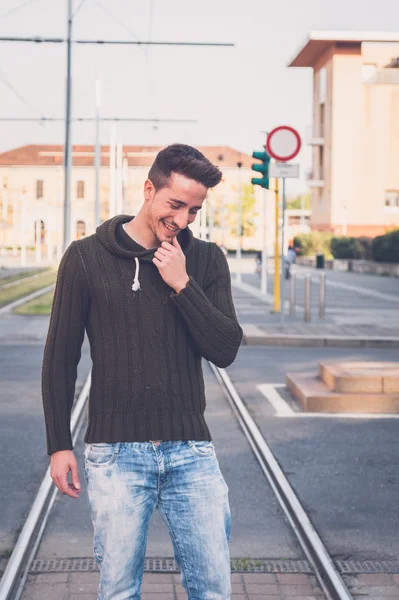 Joven posando en un contexto urbano — Foto de Stock