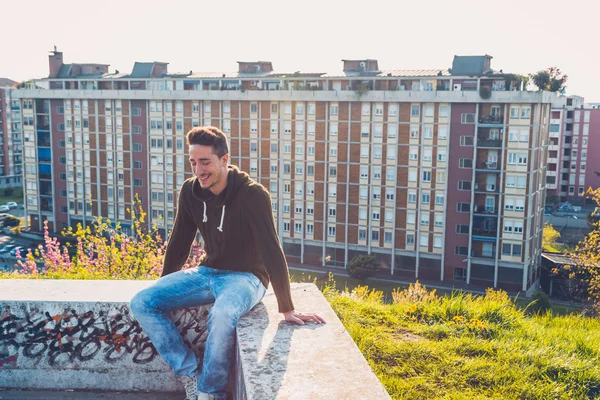 Joven posando en un contexto urbano — Foto de Stock