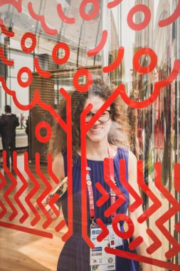 Gülümseyen kız Rusya Pavyonu, Expo 2015, Milano, İtalya