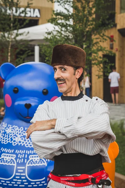 Hombre ruso divertido en la Expo 2015 en Milán, Italia —  Fotos de Stock