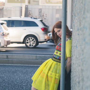 Güzel kız şehir sokaklarda poz