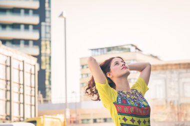 Güzel kız şehir sokaklarda poz