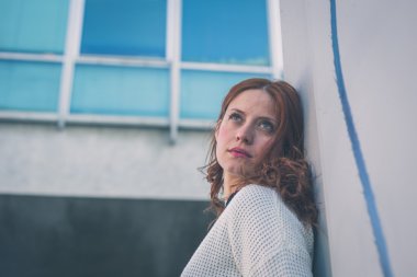 Güzel kız şehir sokaklarda poz