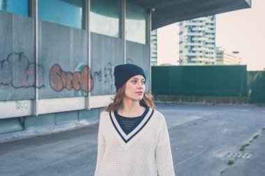 Güzel kız şehir sokaklarda poz