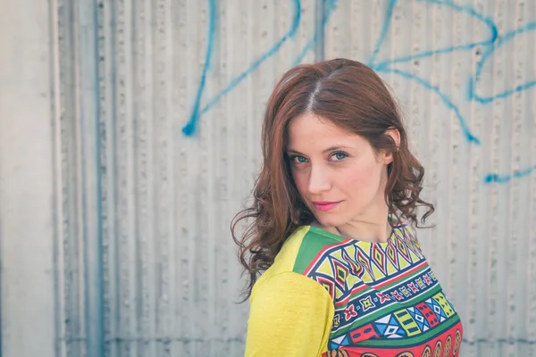 Menina bonita posando nas ruas da cidade — Fotografia de Stock