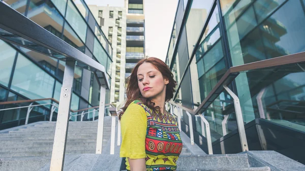 Bella ragazza in posa nelle strade della città — Foto Stock