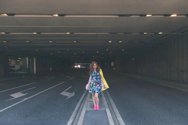 Bella ragazza in posa nelle strade della città — Foto Stock