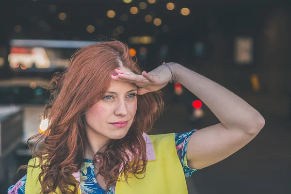 Mooi meisje poseren in de straten van de stad — Stockfoto