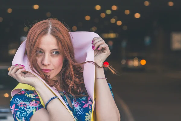 Menina bonita posando nas ruas da cidade — Fotografia de Stock