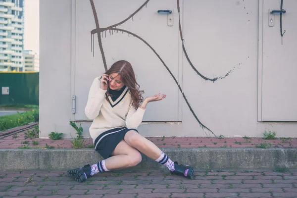 Bella ragazza che parla al telefono in un contesto urbano — Foto Stock