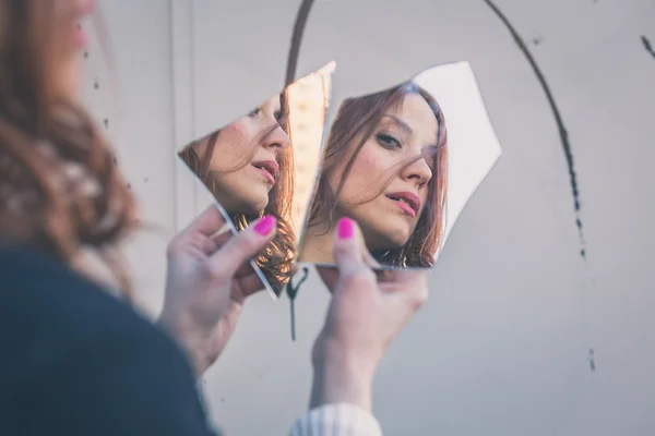 Güzel kız kendini aynaya bakmak