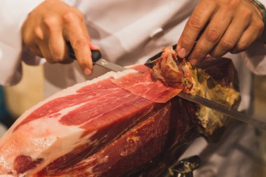 İspanya Pavyonu, Expo 2015 yılında Milan içinde çiğ jambon Dilimleme adam,