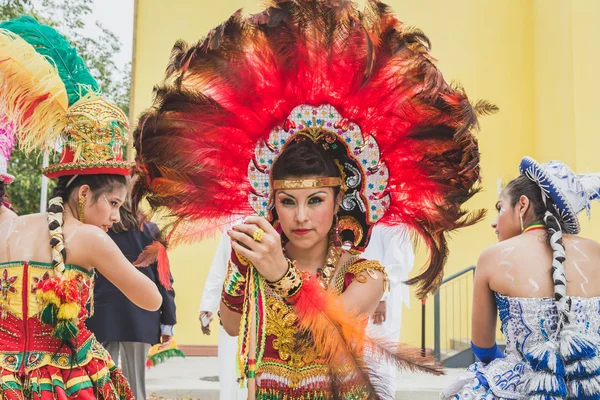 La gente de Bolivia en su ropa tradicional en la Expo 2015 i —  Fotos de Stock