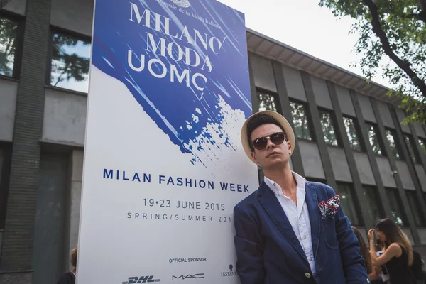 アルマーニのファッションショー ミラノ メンズ流行の建物の外の人々 — ストック写真