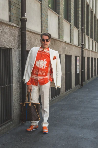 Pessoas fora de construção de desfile de moda Armani para Fash Masculino de Milão — Fotografia de Stock