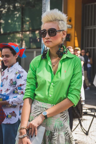 Pessoas fora de construção de desfile de moda Armani para Fash Masculino de Milão — Fotografia de Stock