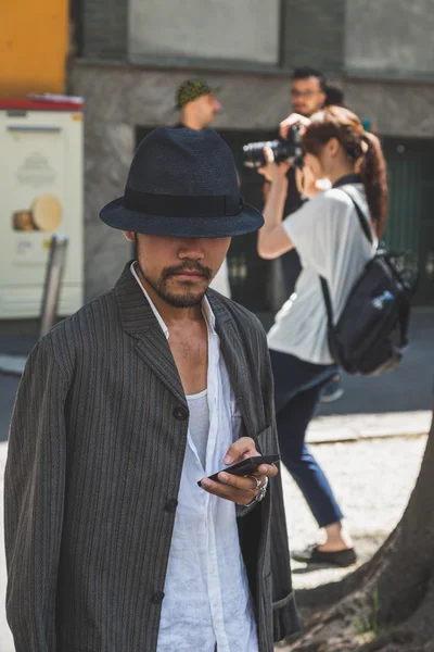 Gente fuera del edificio del desfile de moda Armani para Milan Men 's Fash — Foto de Stock