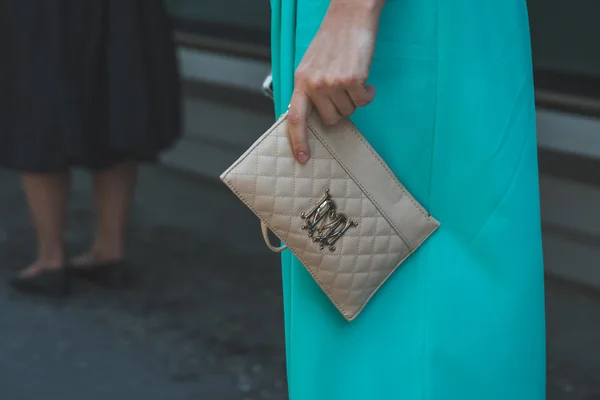 Detail der Tasche vor dem Gebäude der Modenschau von Armani für Männer in Mailand — Stockfoto